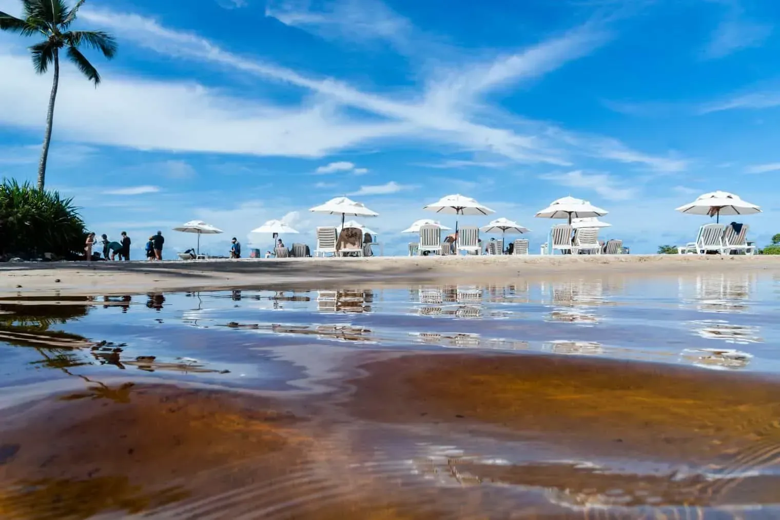 Imagem de uma das praias da ilha de Tinharé, simbolizando a escolha de onde ficar em Morro de São Paulo.
