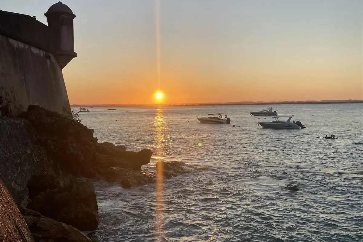 Imagem de um pôr do sol no Farol próximo à Vila de Morro de São Paulo.