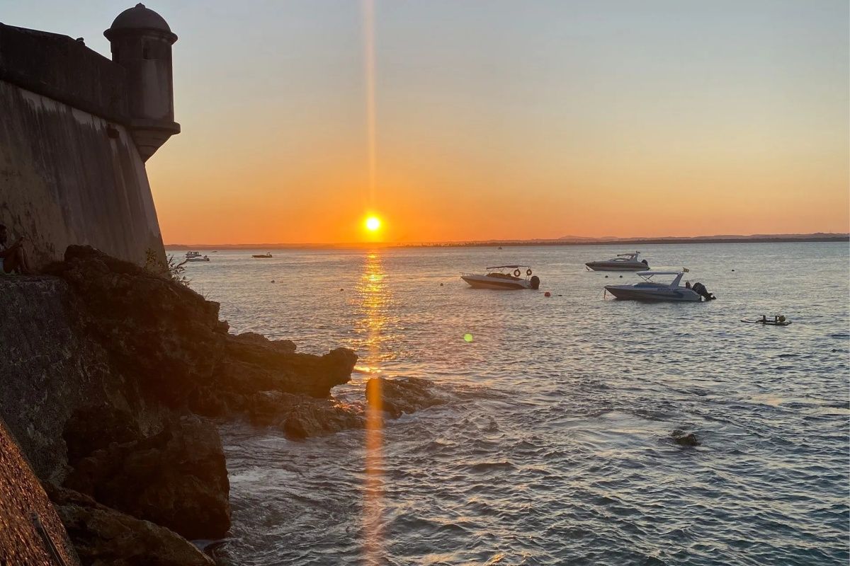 Imagem de um belo pôr do sol próximo à Fortaleza de Tapirandú, em Morro de São Paulo.