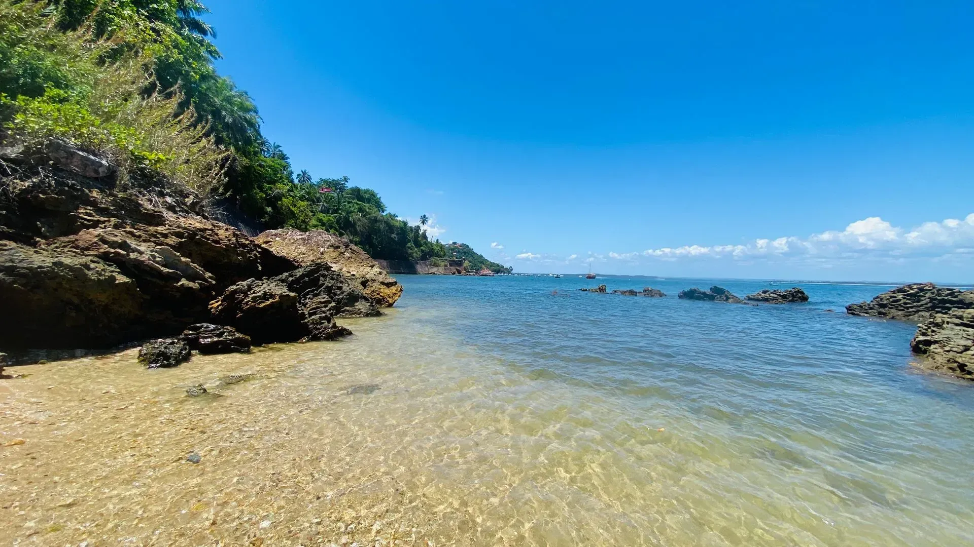 Imagem das águas cristalinas da Praia do Forte, em Morro de São Paulo, na Bahia.
