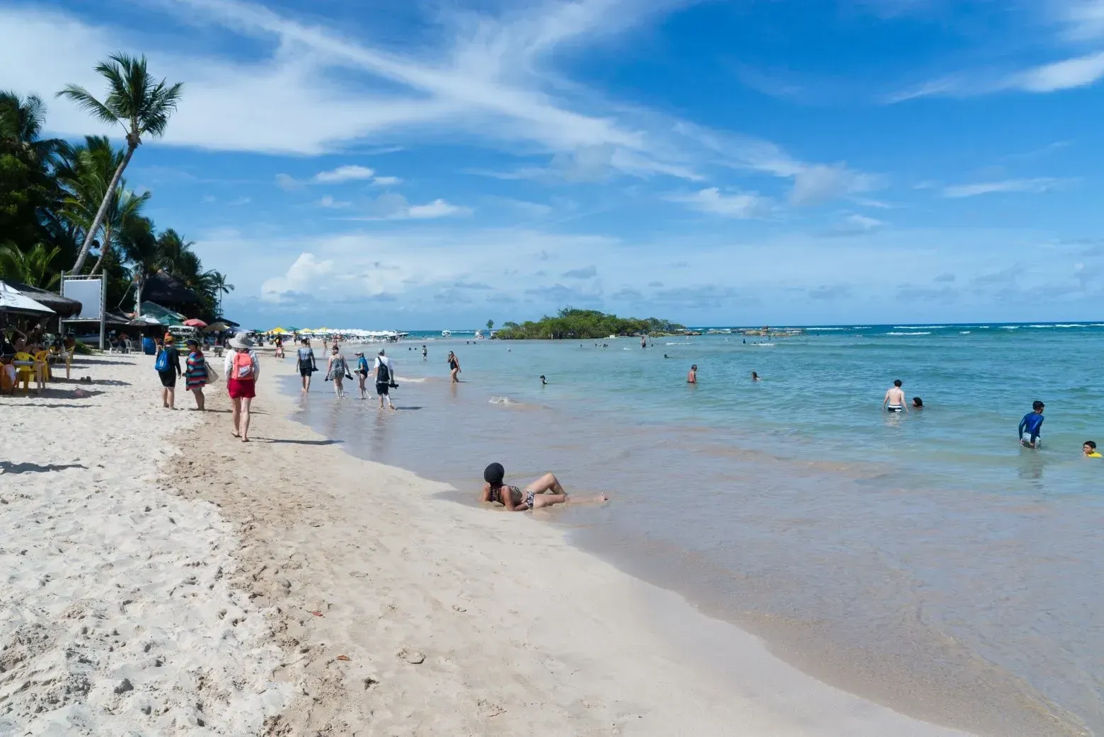 Imagem de turistas aproveitando a praia, simbolizando a versatilidade de quando ir para Morro de São Paulo.