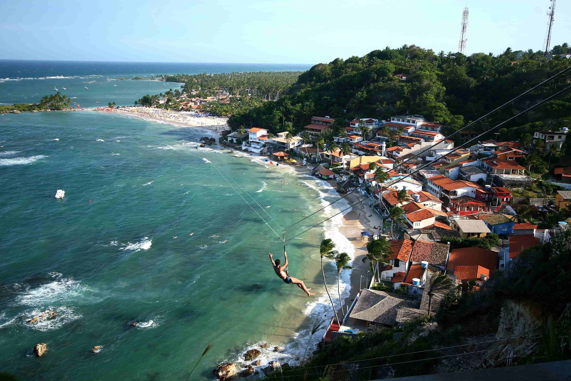 Imagem aérea de uma praia na Ilha de Tinharé, simbolizando quantos dias ficar em Morro de São Paulo para aproveitar o destino.