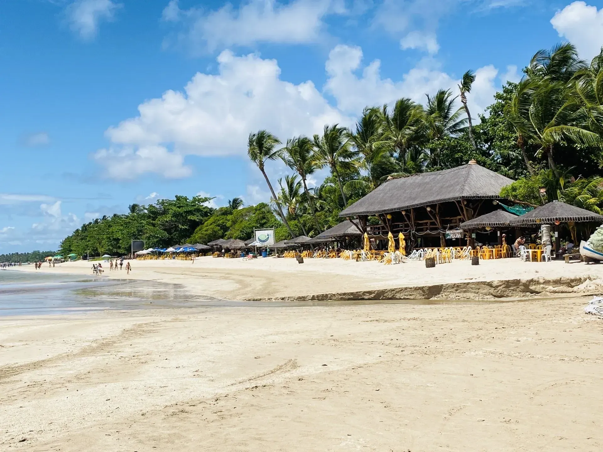 Imagem de restaurantes na Quarta Praia em Morro de São Paulo.