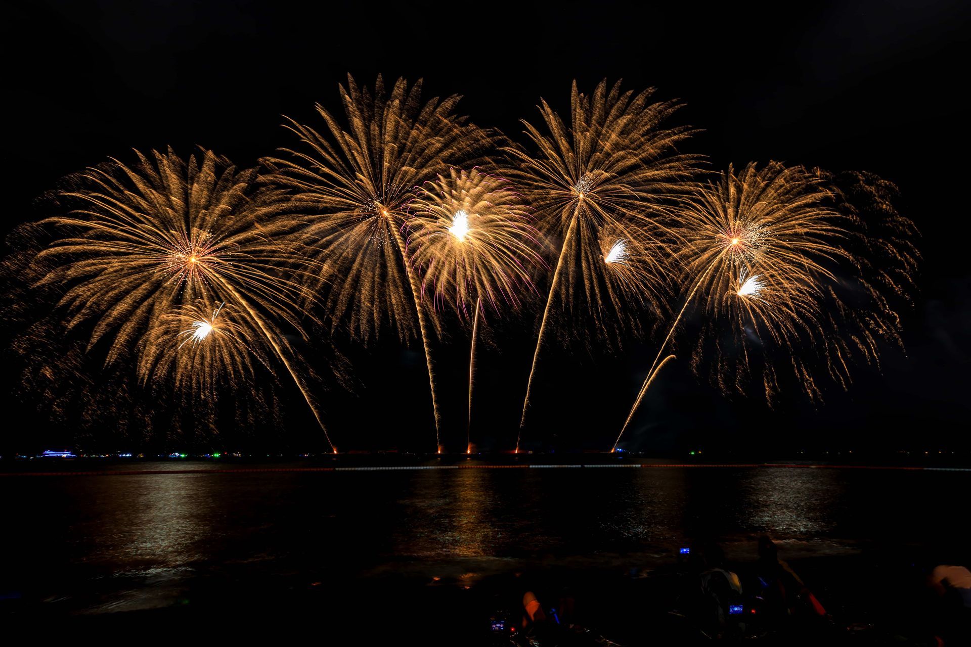 Queima de fogos beira-mar, ilustrando o Réveillon em Morro de São Paulo