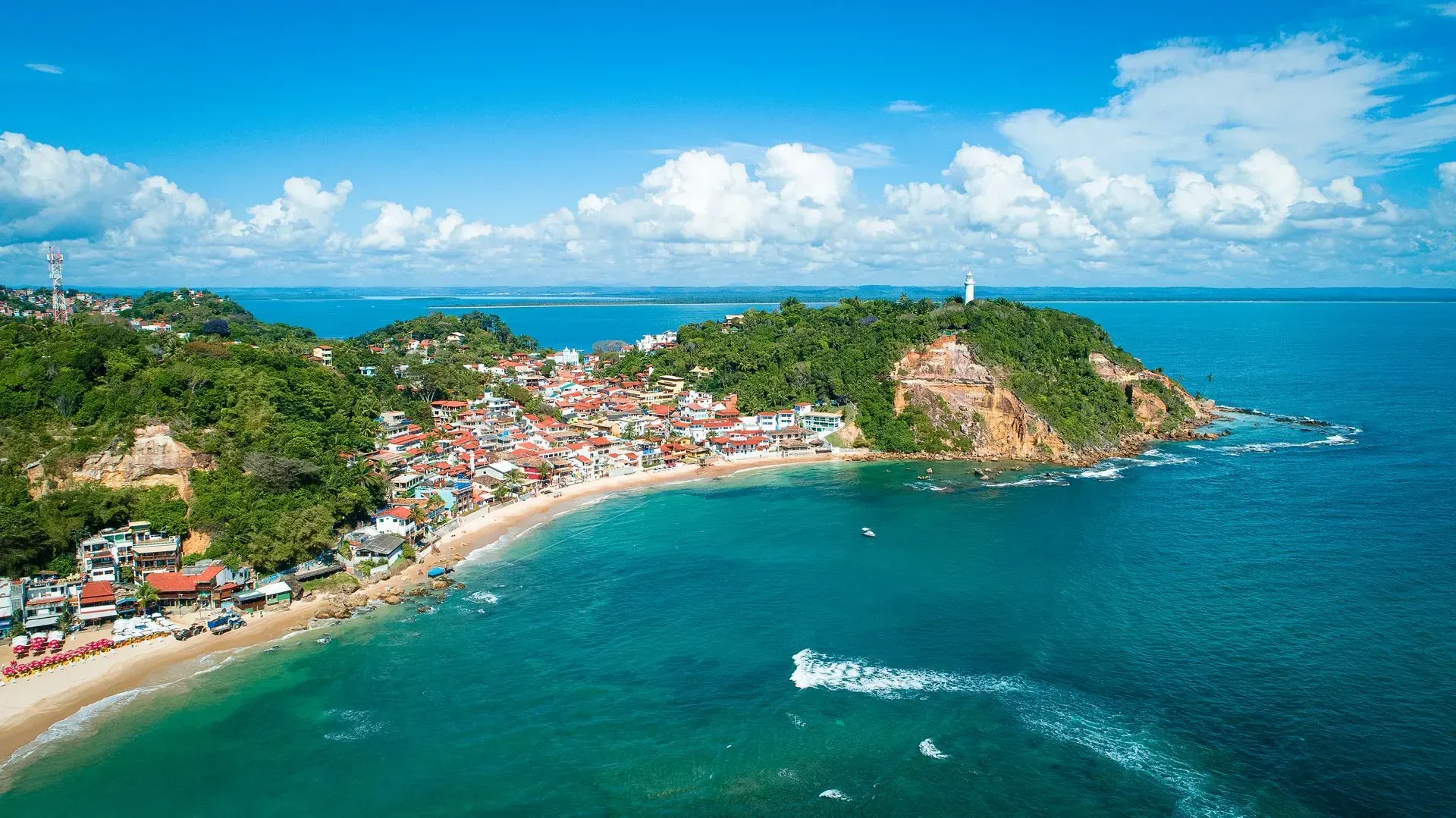 Imagem aérea da Ilha de Tinharé, mostrando algumas das principais atrações de um bom roteiro para Morro de São Paulo.