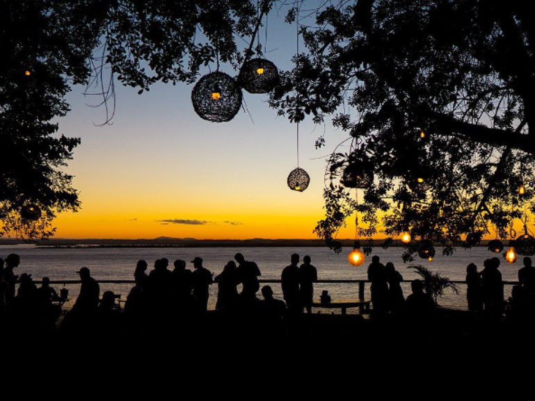 Imagem do pôr do sol na Toca do Morcego, um dos principais passeios em Morro de São Paulo