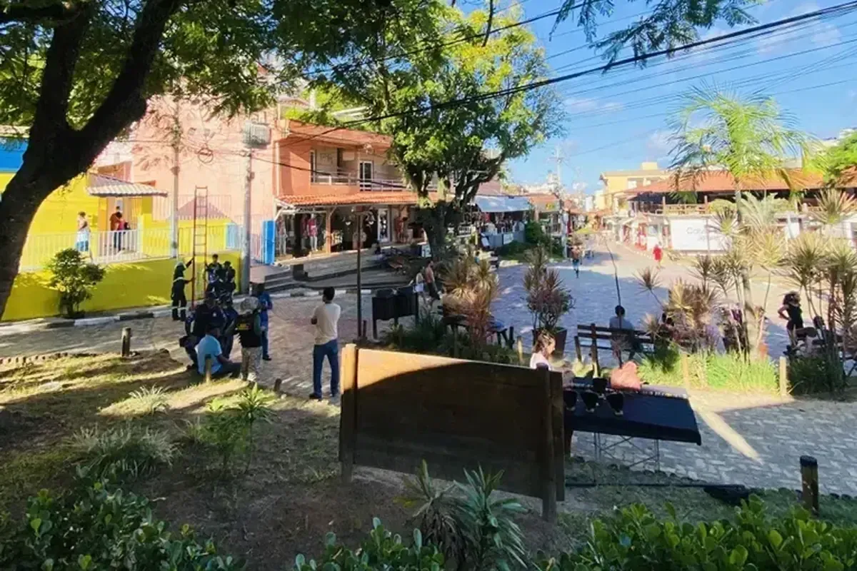 Imagem de pessoas convivendo em praça na Vila de Morro de São Paulo.