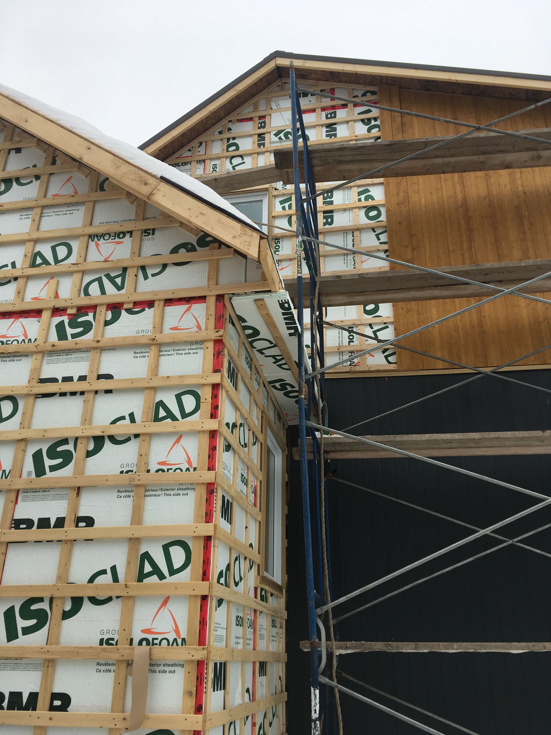 Un bâtiment en construction entouré d'échafaudages