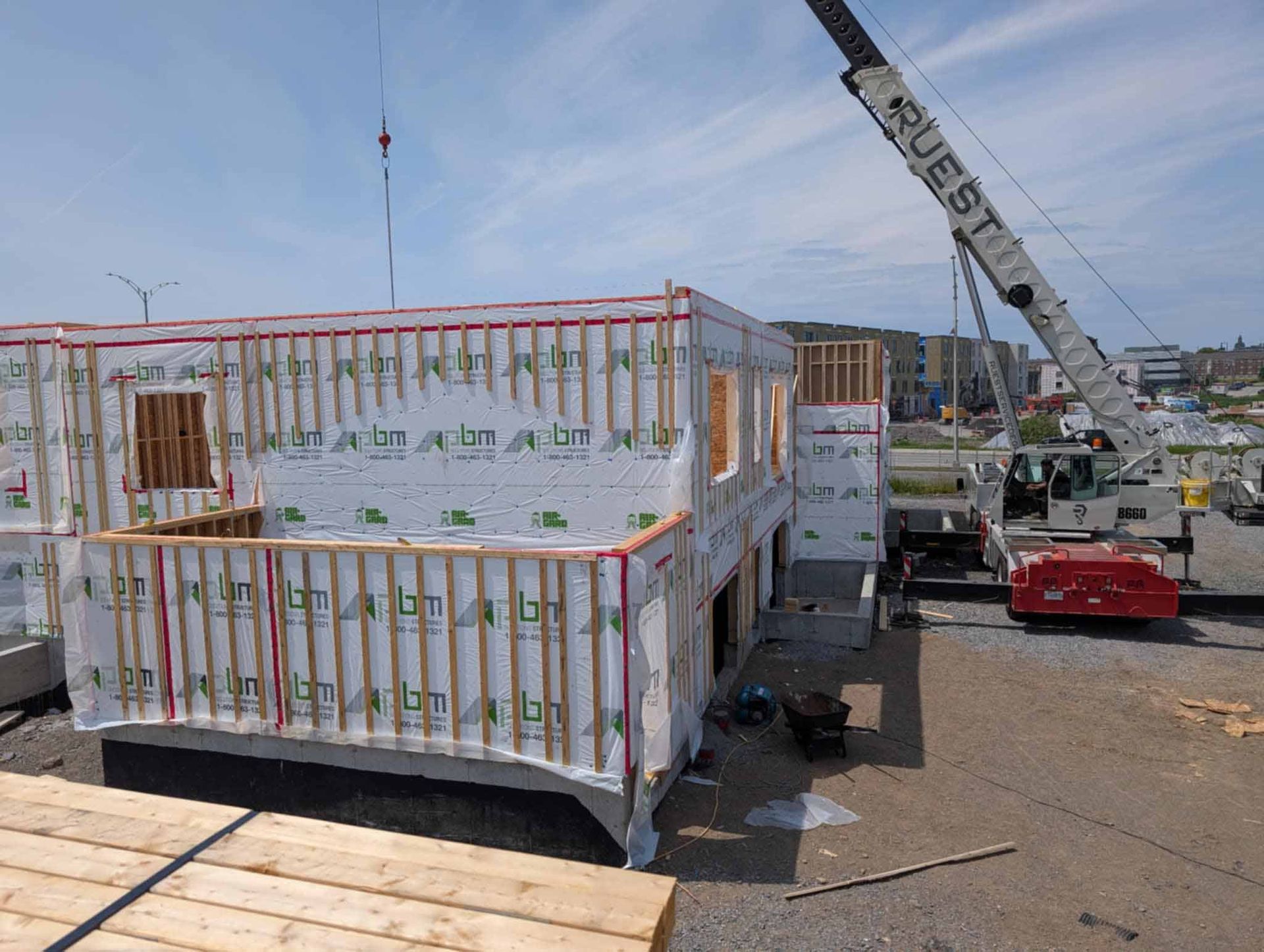 Grande caisse de marchandises emballée à côté d'une grue dans un port ou sur un chantier de construction