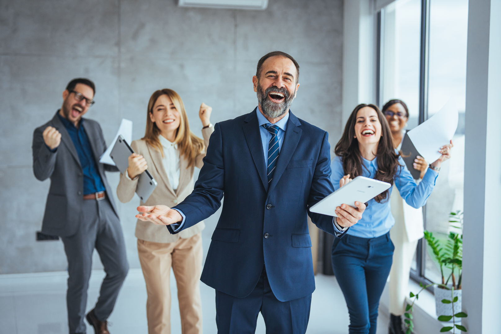 Un gruppo di uomini d'affari è in piedi uno accanto all'altro in un ufficio.