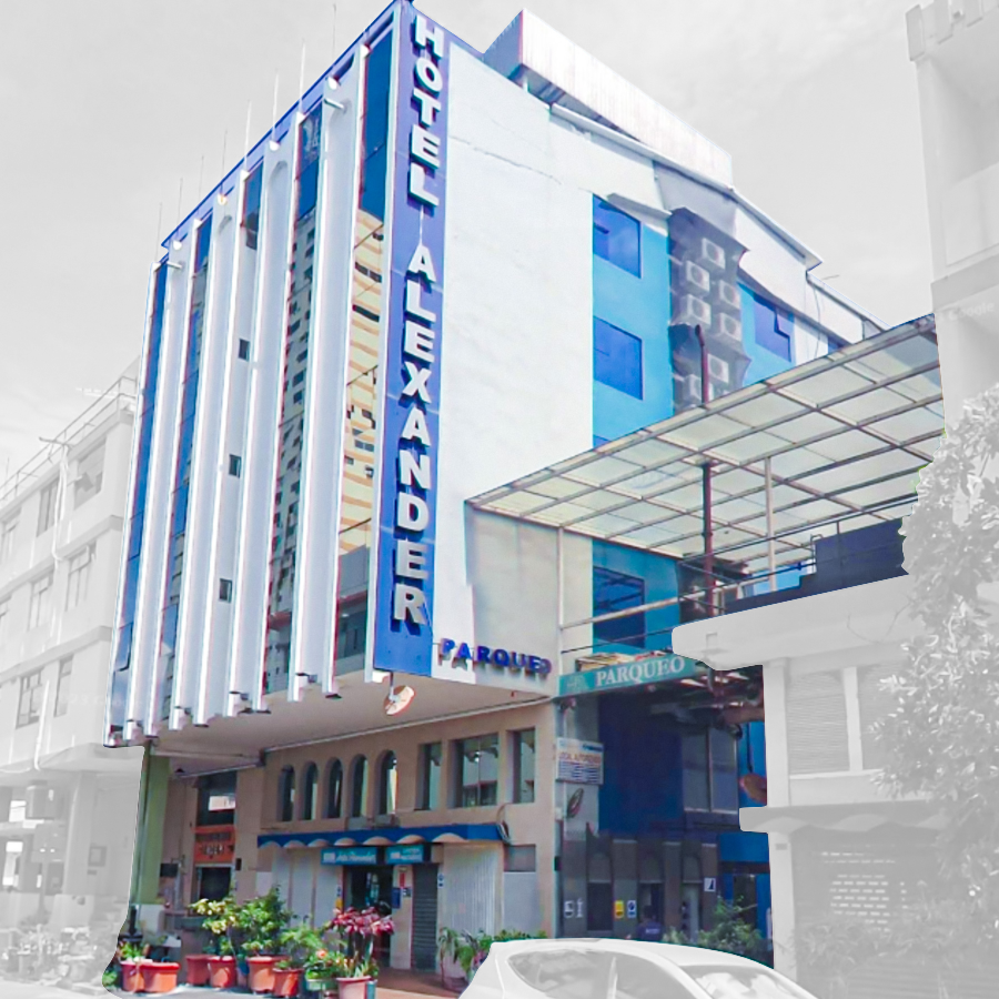 Hotel Alexander con autos estacionados frente a él