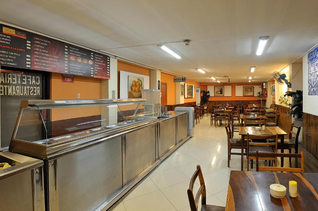 Un restaurante con mesas y sillas, y un menú en la pared