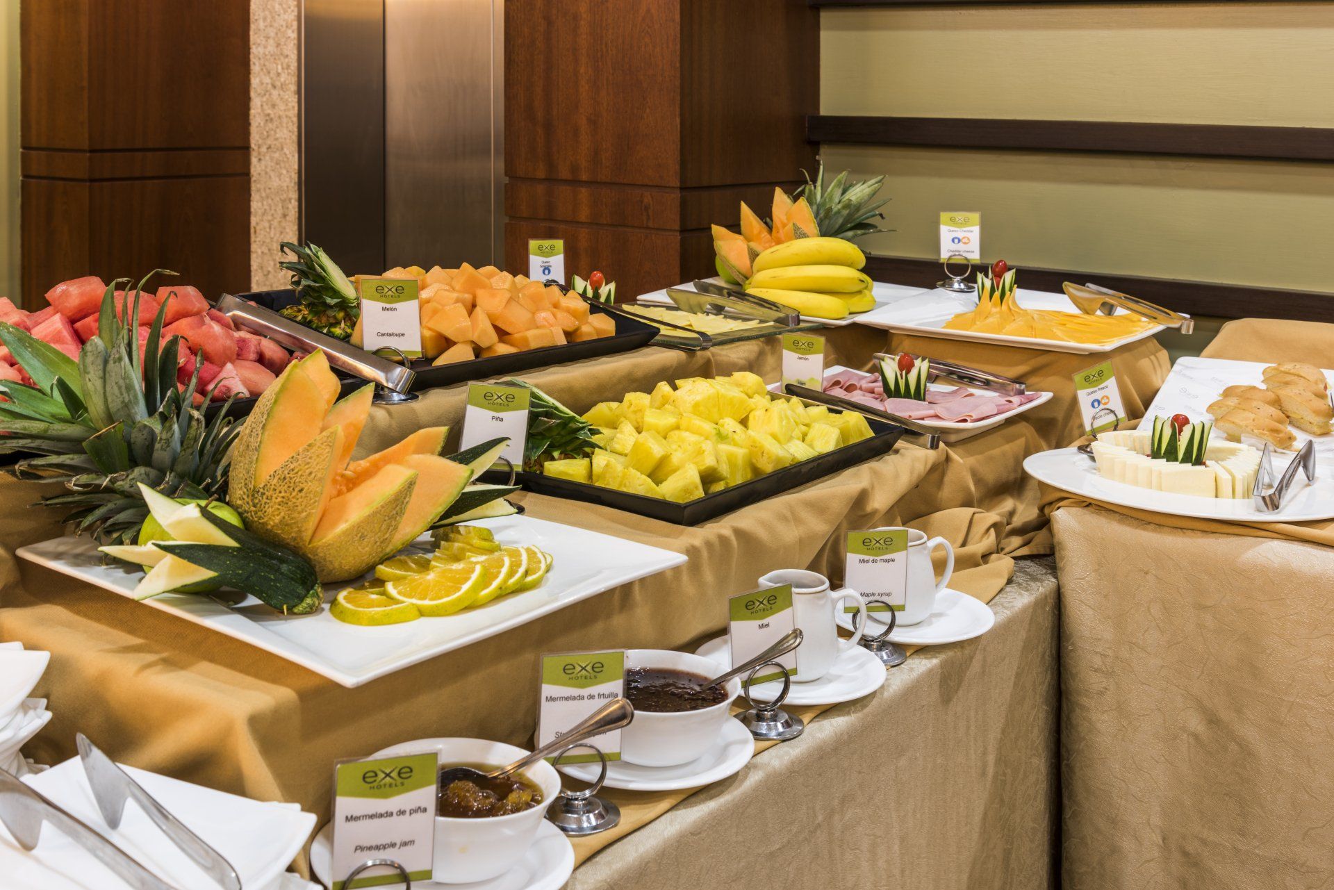 Una mesa de buffet con una variedad de frutas y verduras