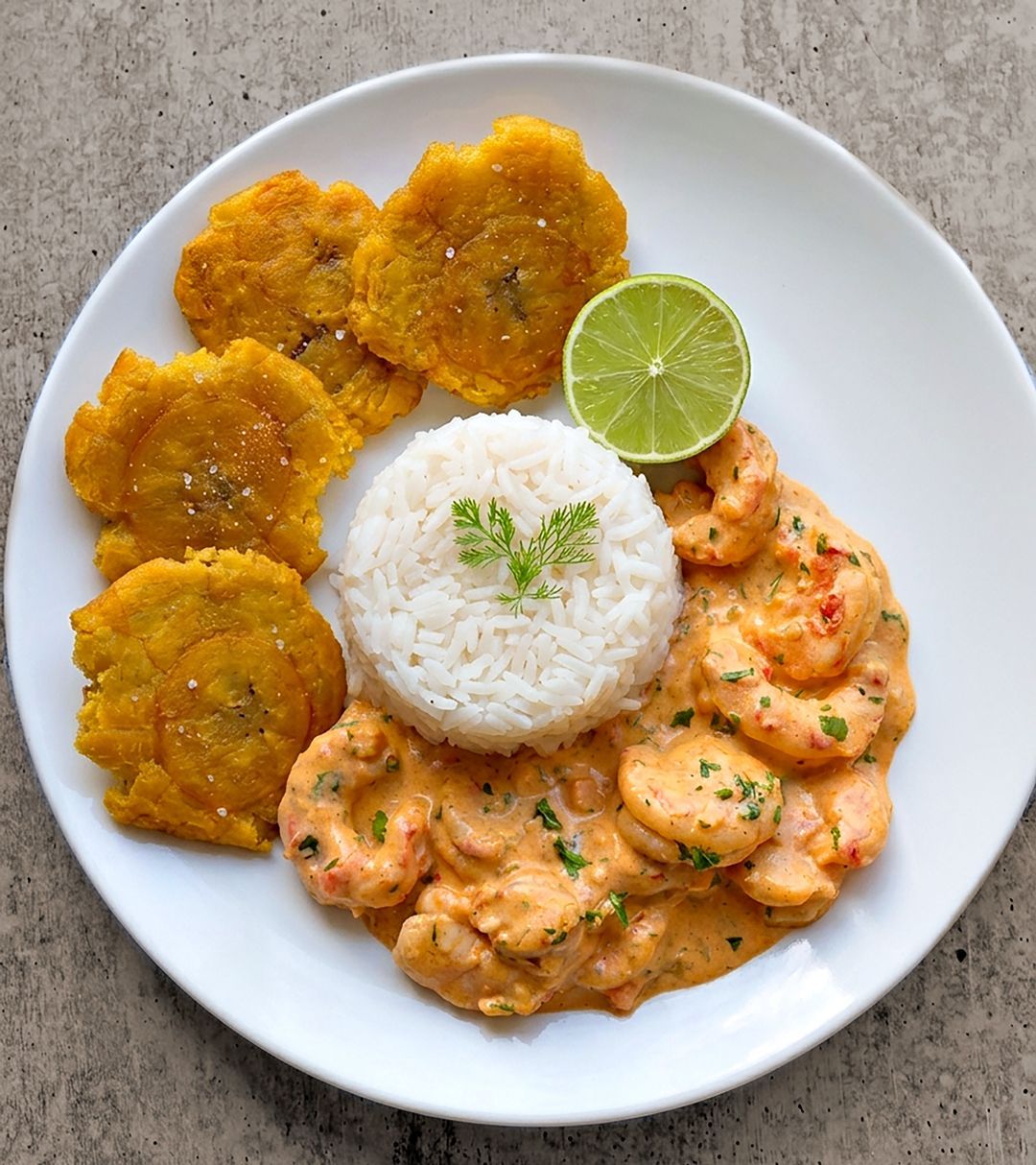 Un restaurante con muchas mesas y sillas