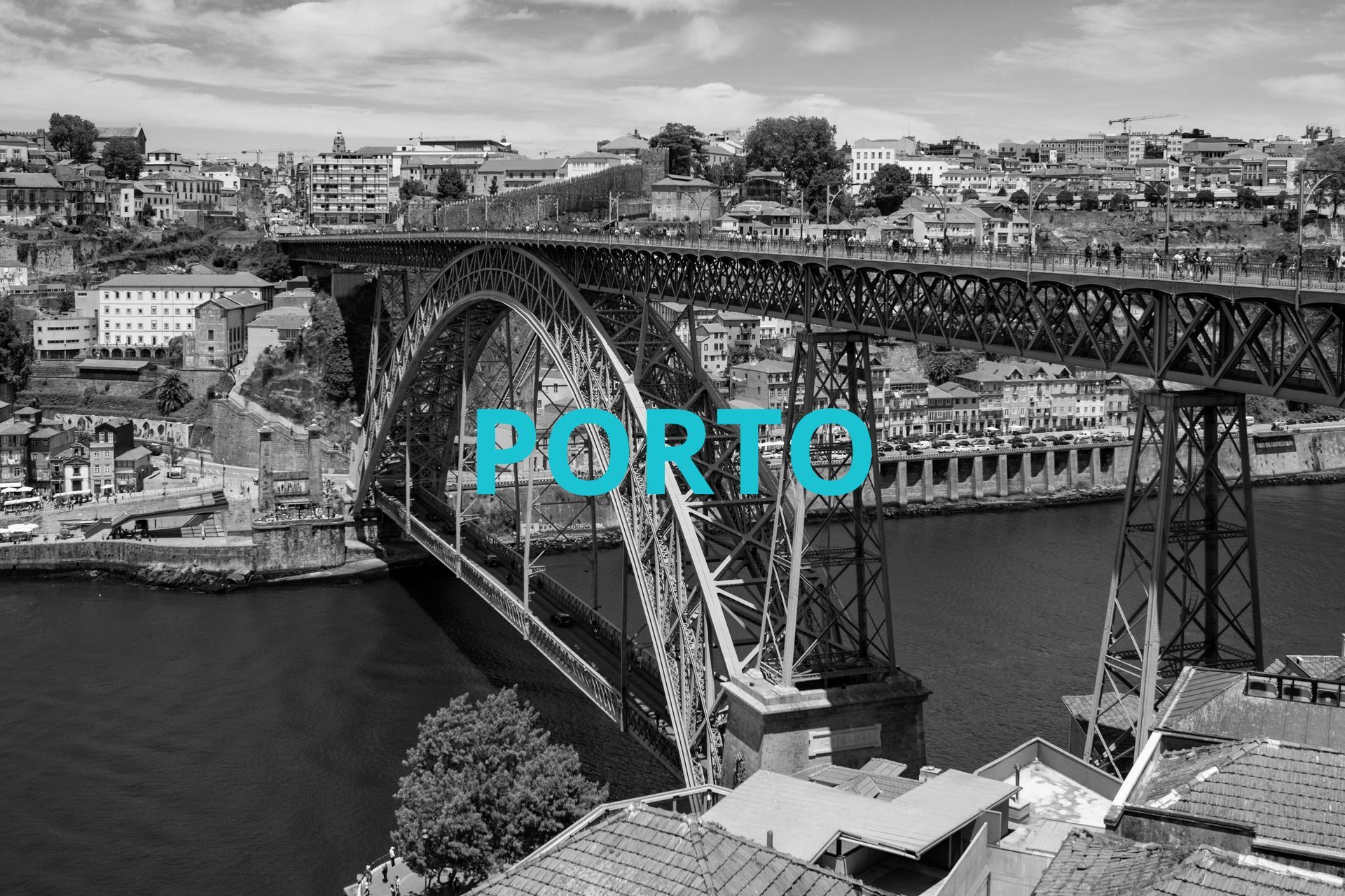 Vista em preto e branco do Porto, Portugal, com a Ponte Dom Luís I sobre o Rio Douro e