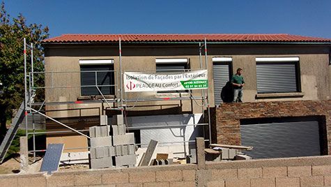 Un homme se tient au sommet d'un bâtiment en construction