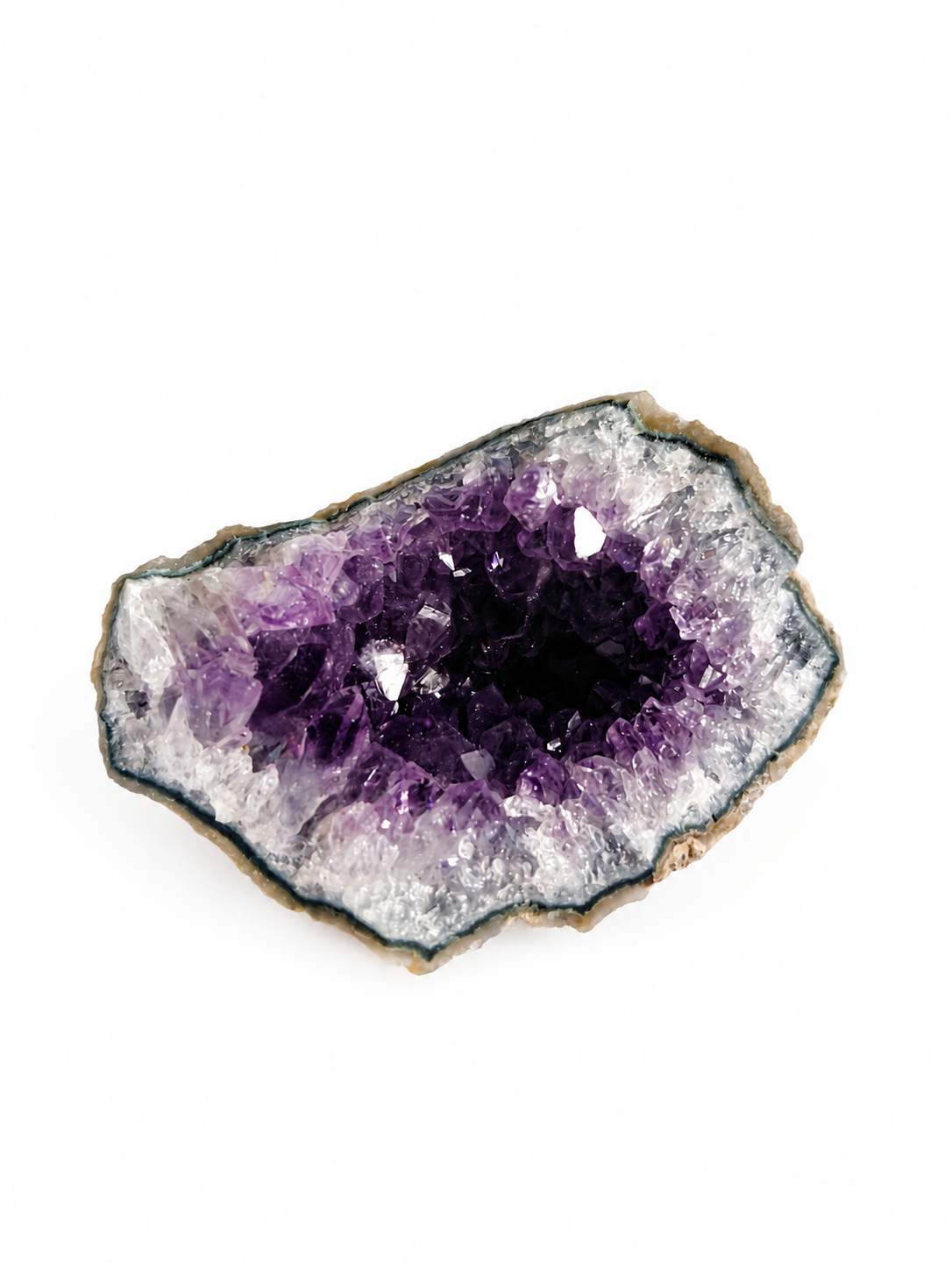 Paarse amethistgeode met een sprankelend kristal in het midden op een witte achtergrond.