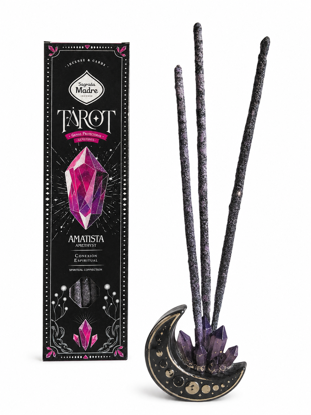 Zwarte tarot-wierookdoos naast een houder in de vorm van een halve maan met drie wierookstokjes en roze kristallen kunstwerk.