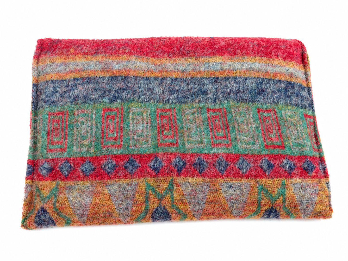 Kleurrijke geweven clutch met geometrische patronen en een bloemvormige sluiting.