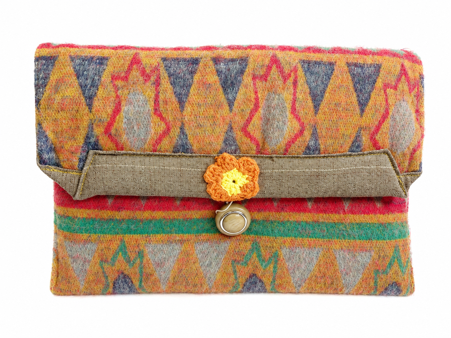 Kleurrijke geweven clutch met geometrische patronen en een bloemvormige sluiting.