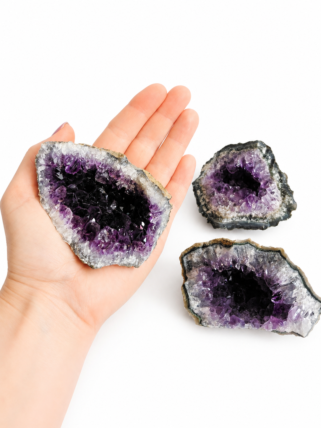 Paarse amethistgeode met witte kristalranden op een witte achtergrond