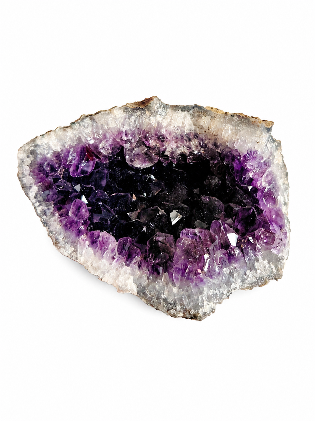 Paarse amethistgeode met witte kristalranden op een witte achtergrond