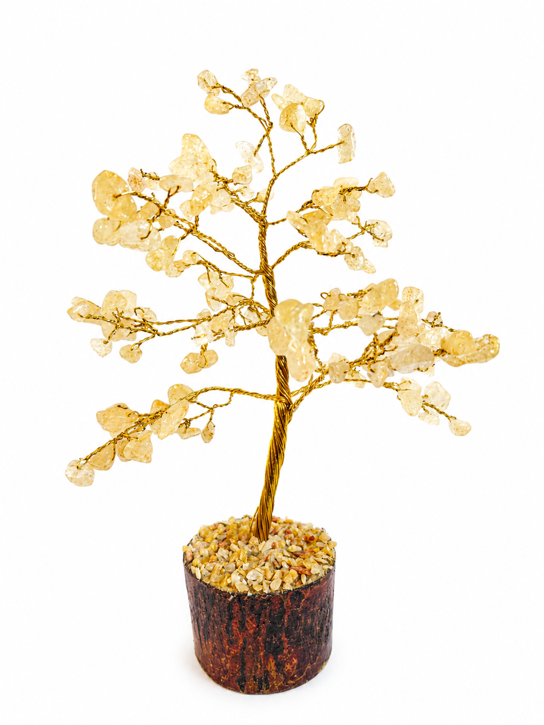 Gouden sierboom met kristalachtige bladeren in een kleine donkere houten pot op een witte achtergrond.