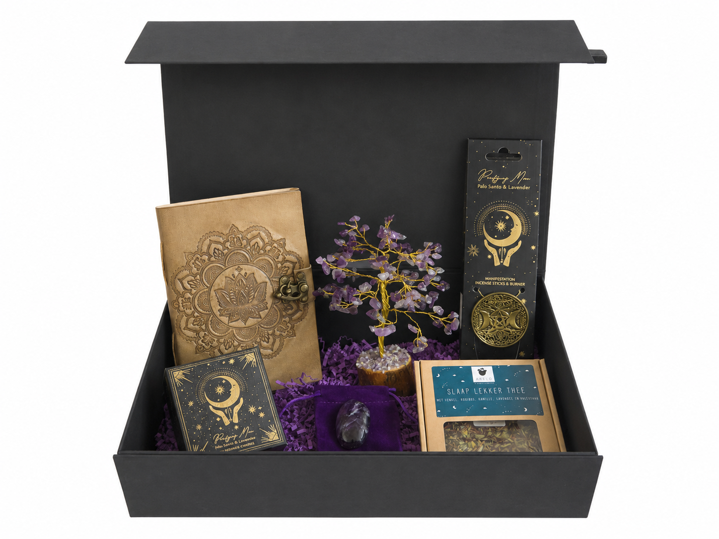 Open een zwarte geschenkdoos met daarin sierlijke goud- en paarse voorwerpen en decoratieve bloemen.