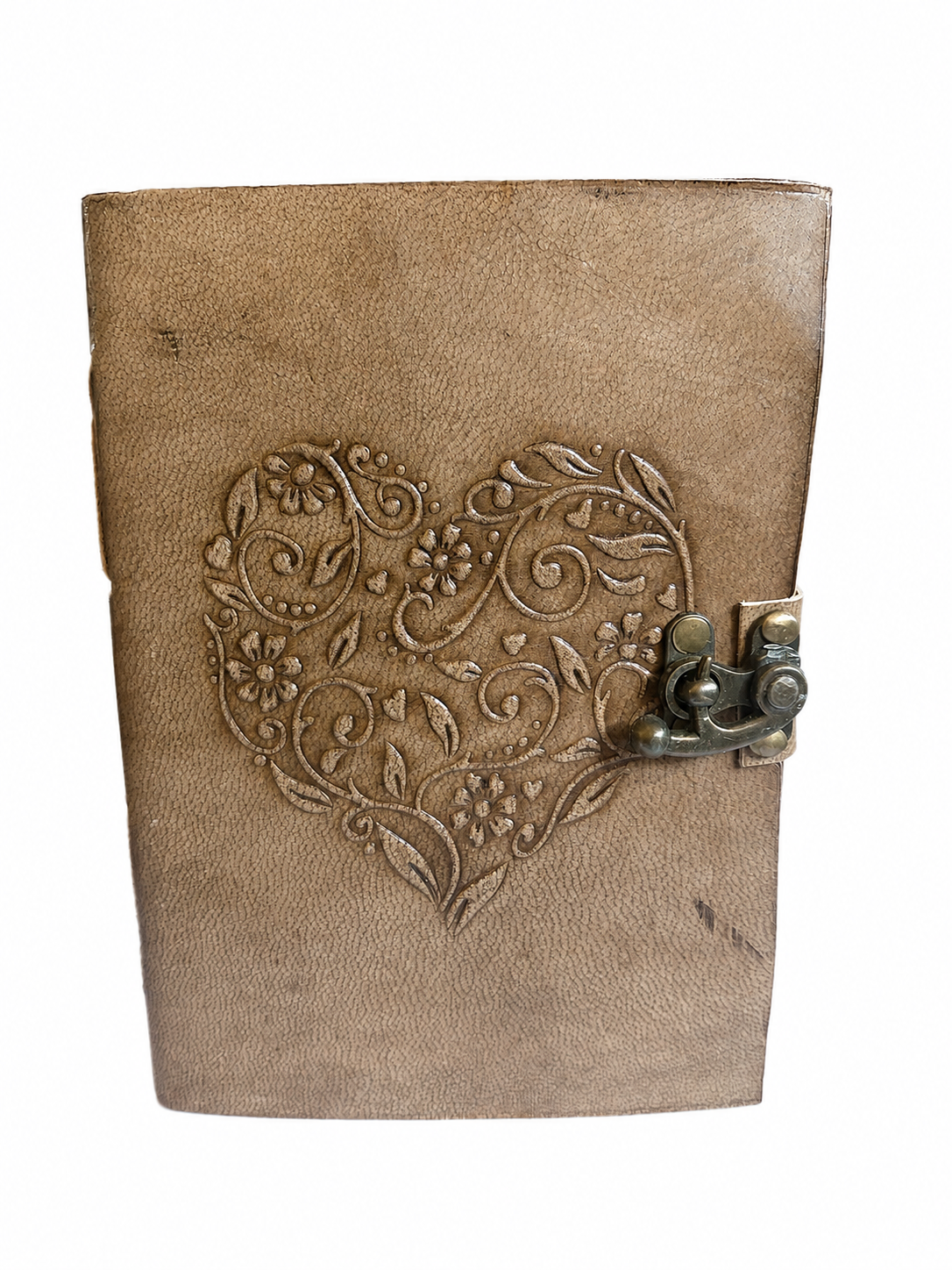 Beige notitieboek met textuur, een reliëfhart en een metalen sluiting.