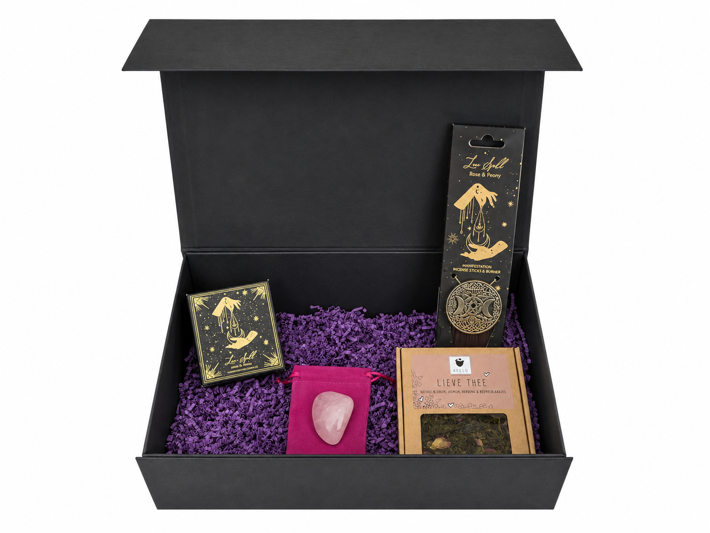 Open een zwarte geschenkdoos met paarse vulling en kleine zwarte, roze en bruine verpakte artikelen erin.