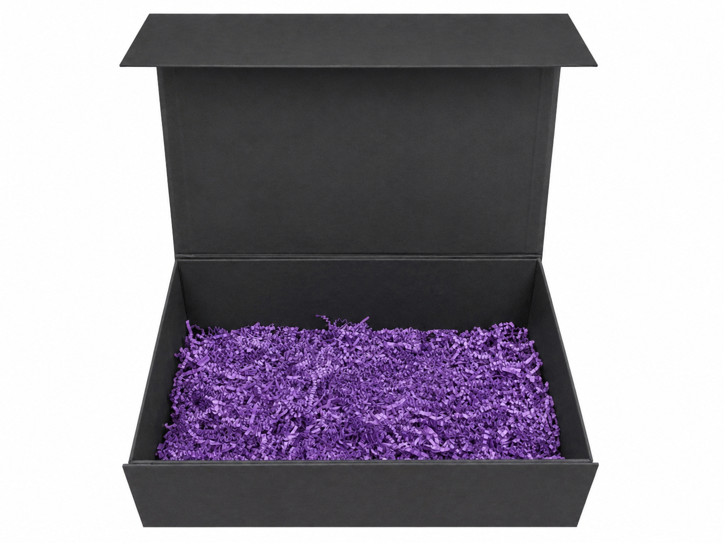 Open zwarte geschenkdoos gevuld met paars snipperpapier.