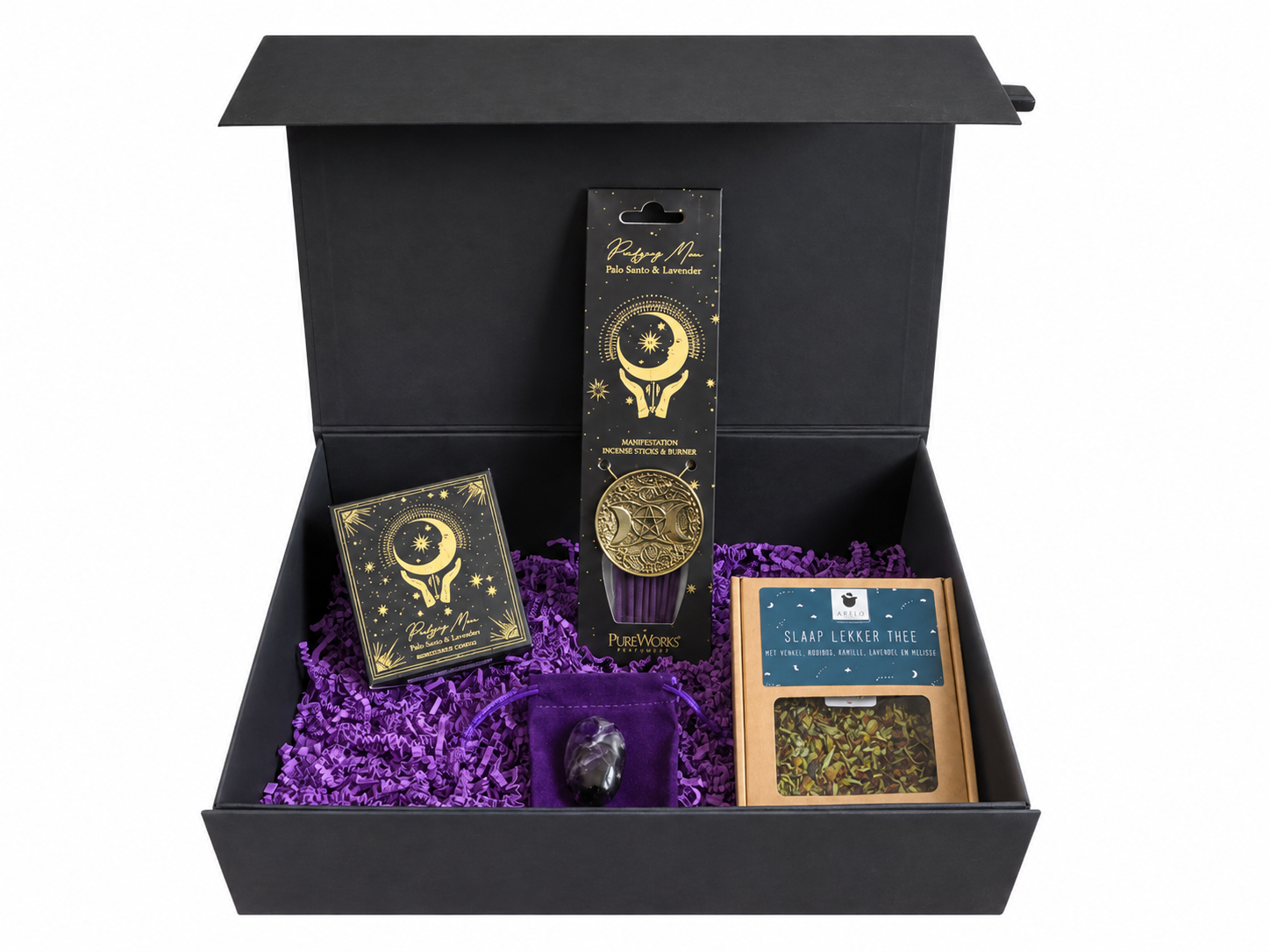 Zwarte geschenkdoos met paarse vulling, gevuld met cosmetica- of productverpakkingen met gouden accenten.