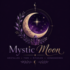 Het logo van Mystic Moon met een paarse halve maan, sterren, kristallen en gouden letters op een donkere achtergrond.