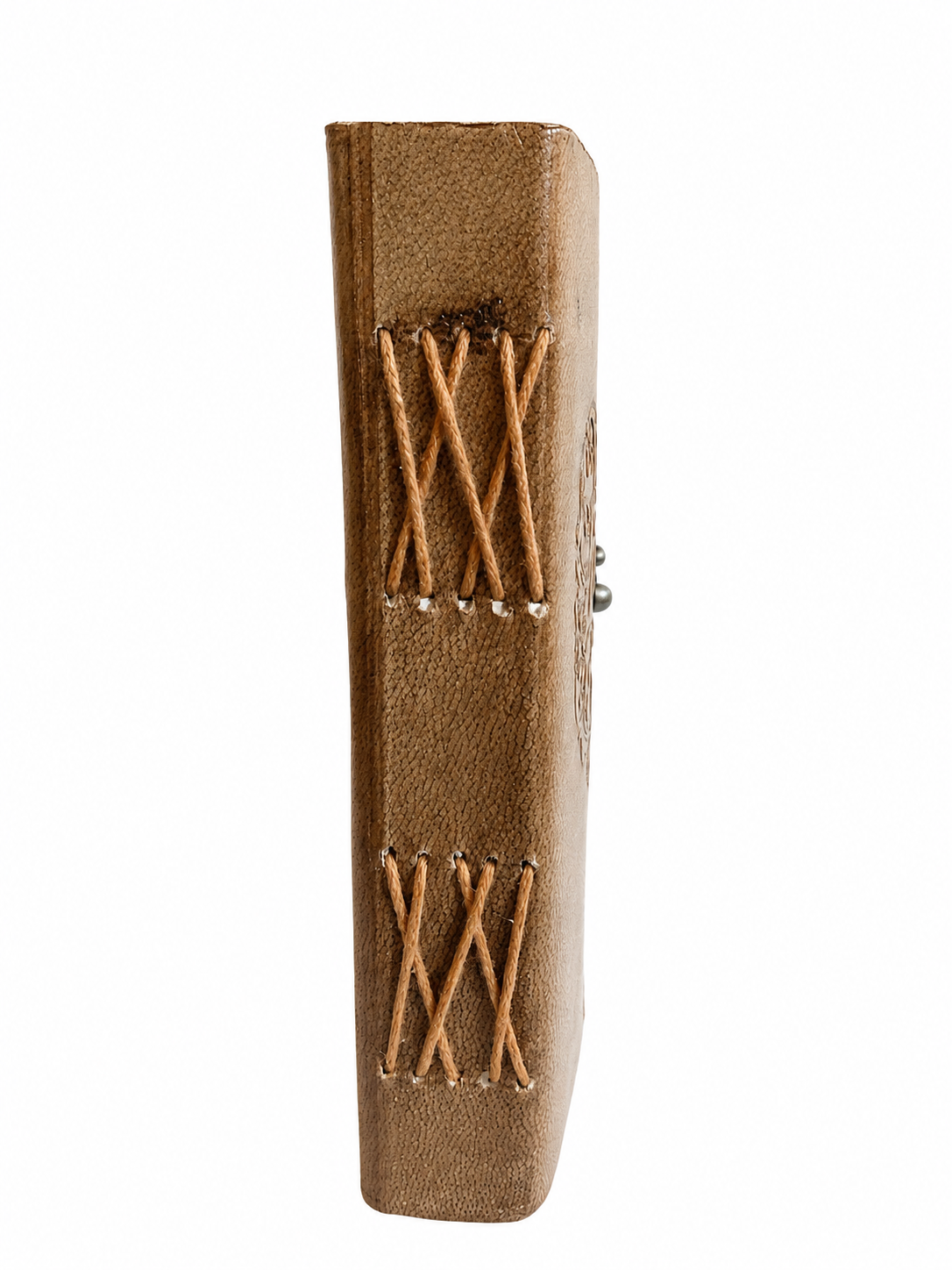Beige notitieboek met textuur, een reliëfhart en een metalen sluiting.