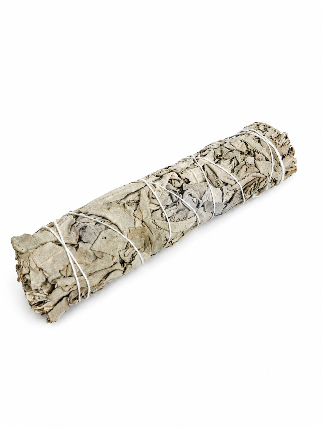 Een bosje witte salie, omwikkeld met touw, op een effen achtergrond.