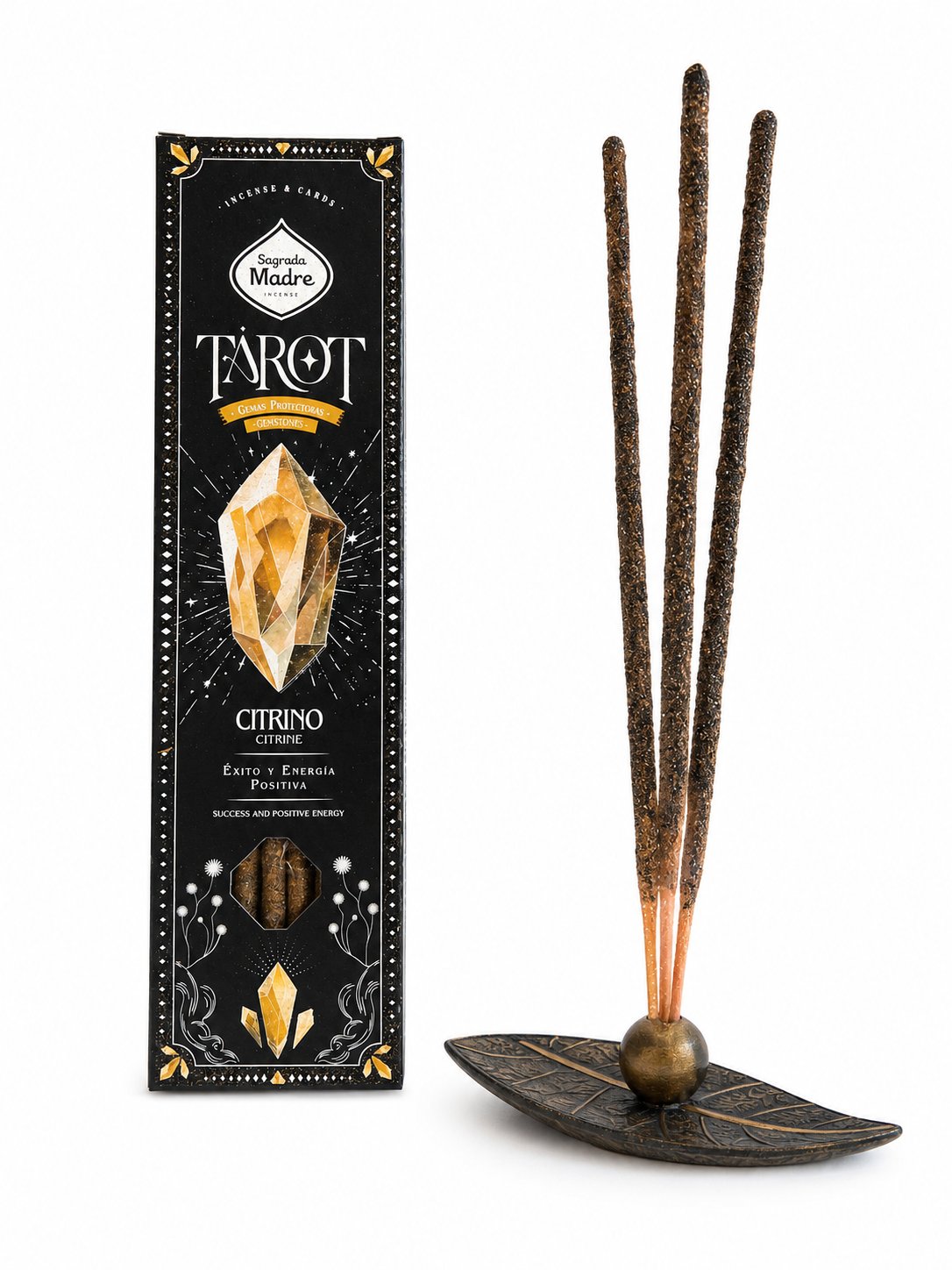 Zwarte tarot-wierookdoos naast brandende wierookstokjes in een decoratieve houder.