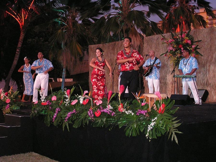 Lūʻau & Polynesian Show