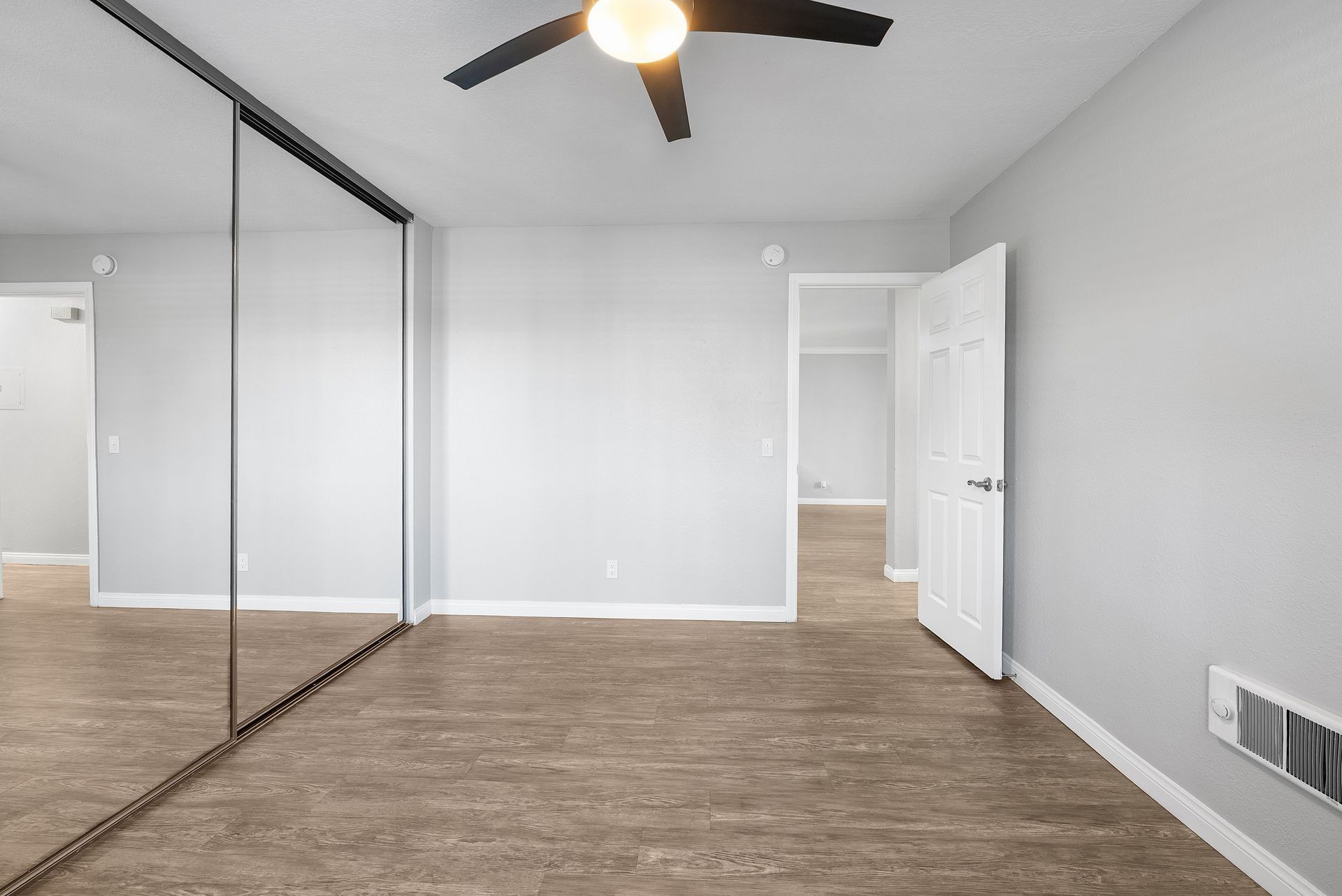 apartment bedroom with mirroed closet