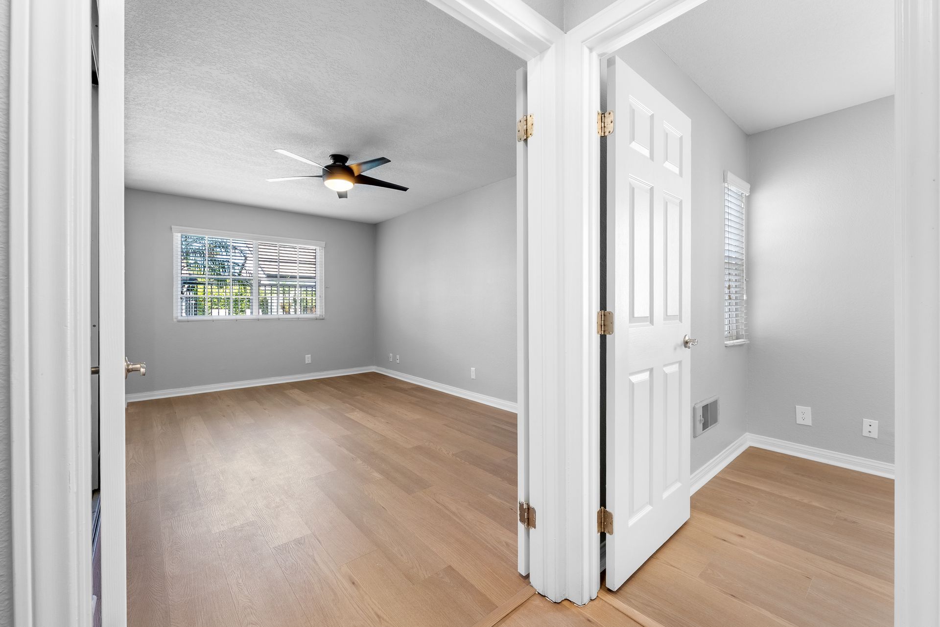 Sliding Photo Gallery Displaying Apartment Features