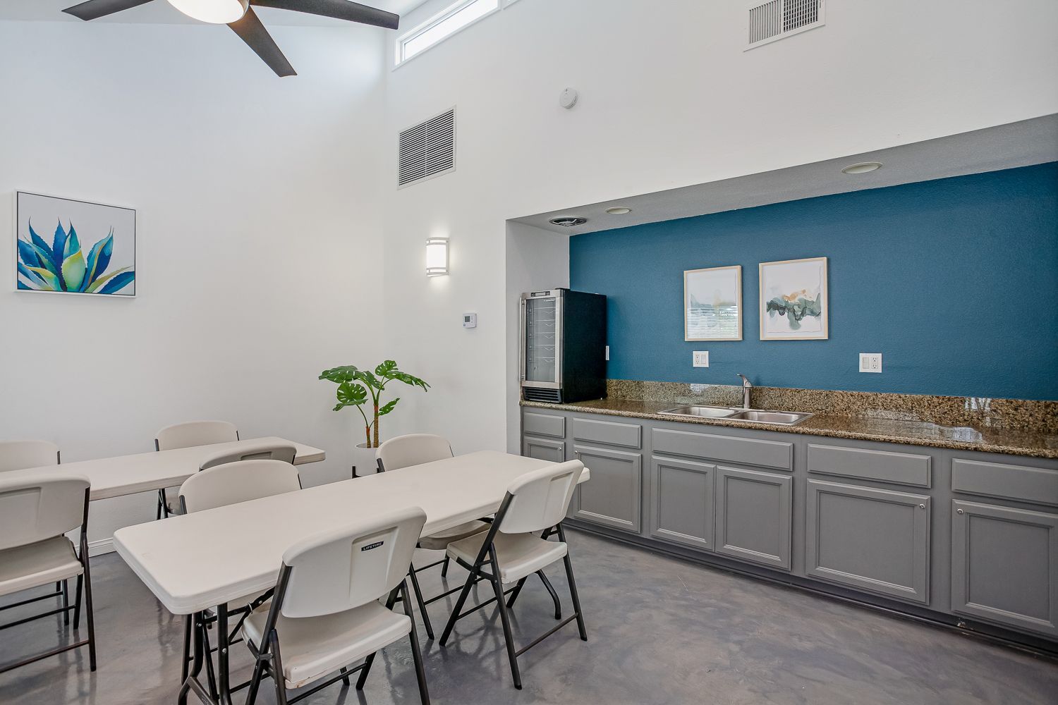 community room with tables and chairs