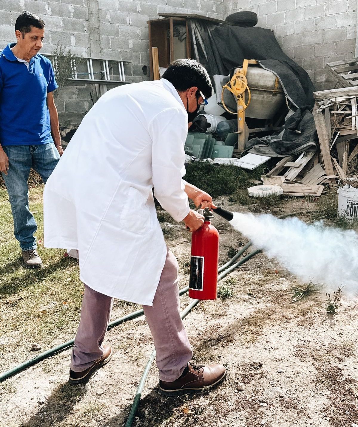 orozcolab-curso-preventivo-incendios Miembros de OrozcoLab tomando un curso de prevención y combate contra incendios