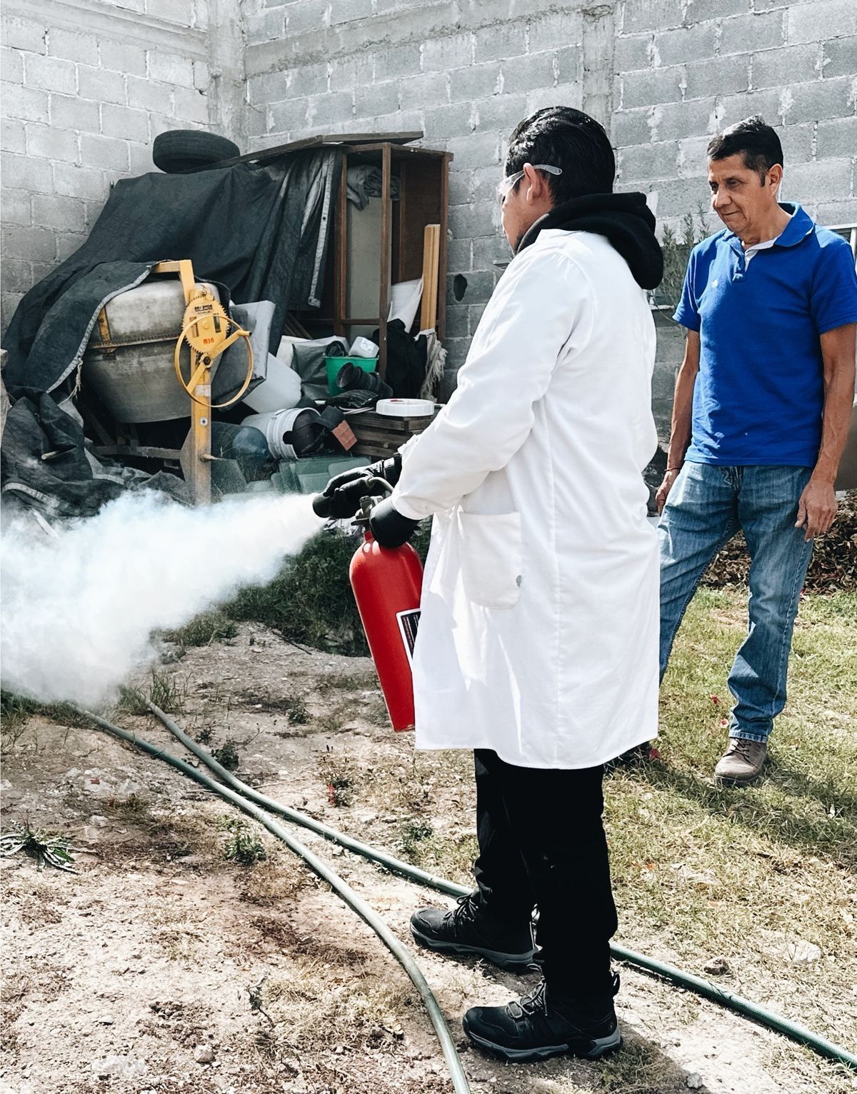 prevencion-combate-contra-incendios-orozcolab Personal de Orozco Lab tomando una capacitación de prevencion y combate contra incendios