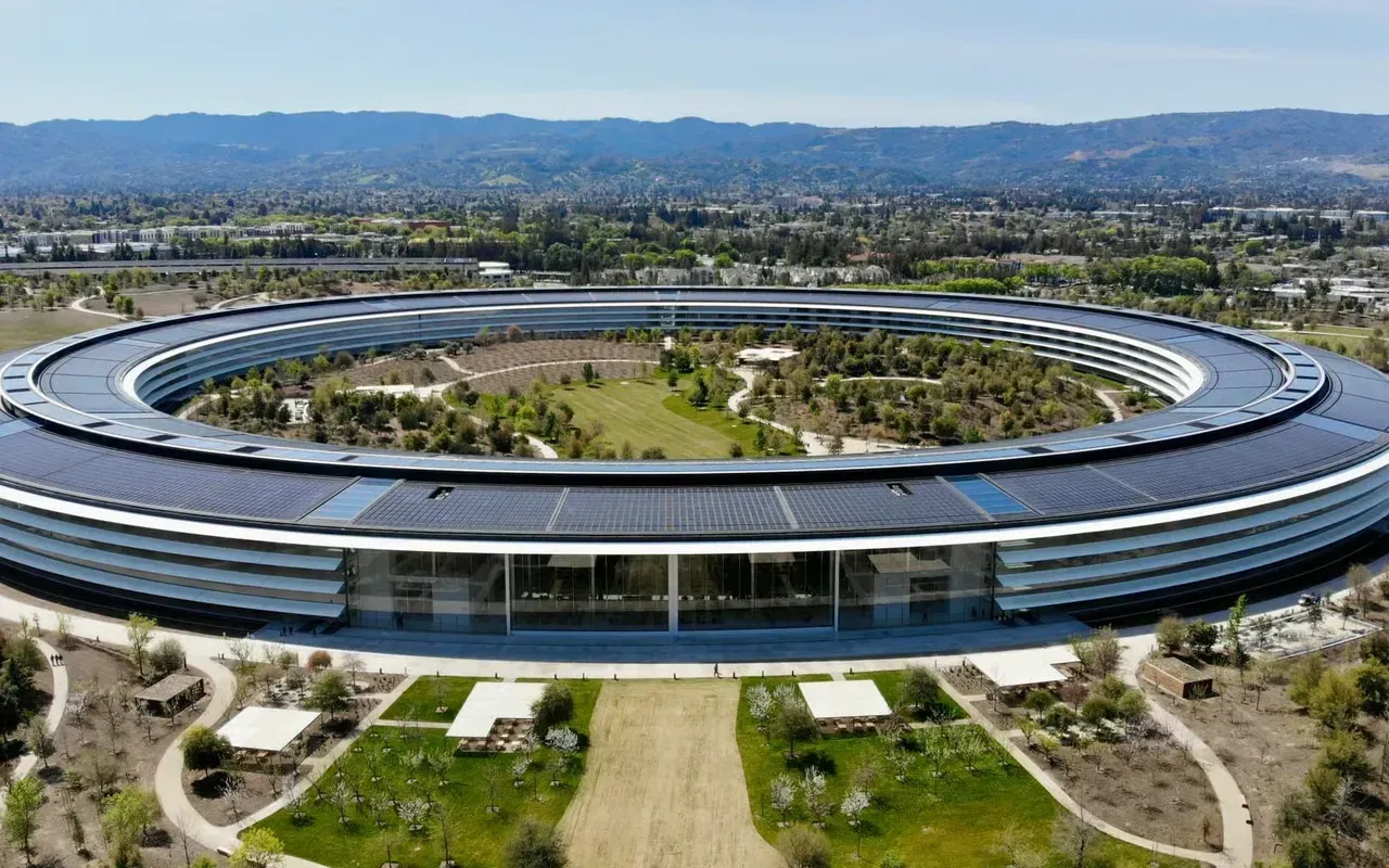 Aerial view of Apple Park’s circular glass headquarters with a green inner courtyard.