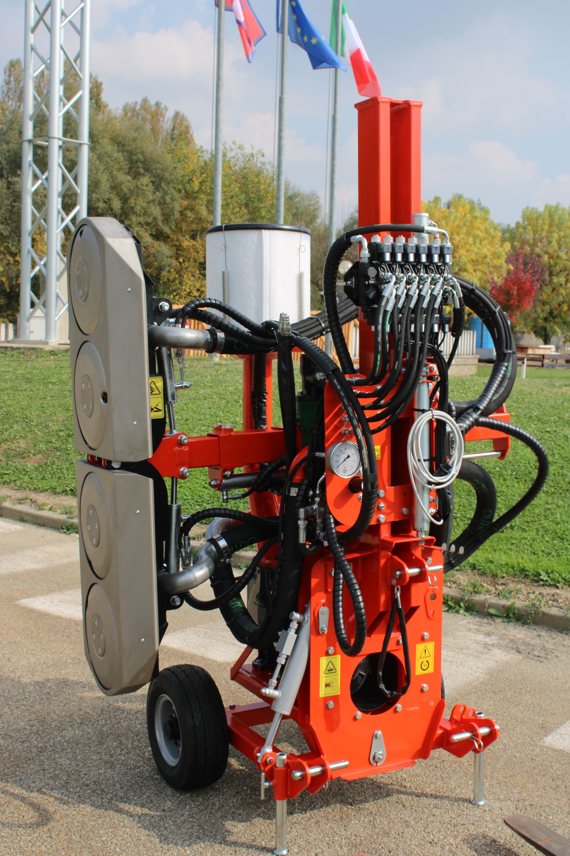 560-RNP BUTTERFLY, Pneumatic orchard deleafers