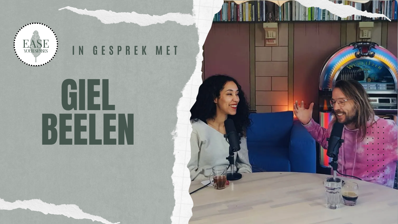 Podcastomslag: twee mensen praten aan een tafel, met de tekst 