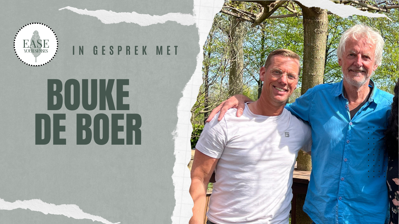 Two smiling men posing outdoors beside text “Bouke de Boer” and “In gesprek met”