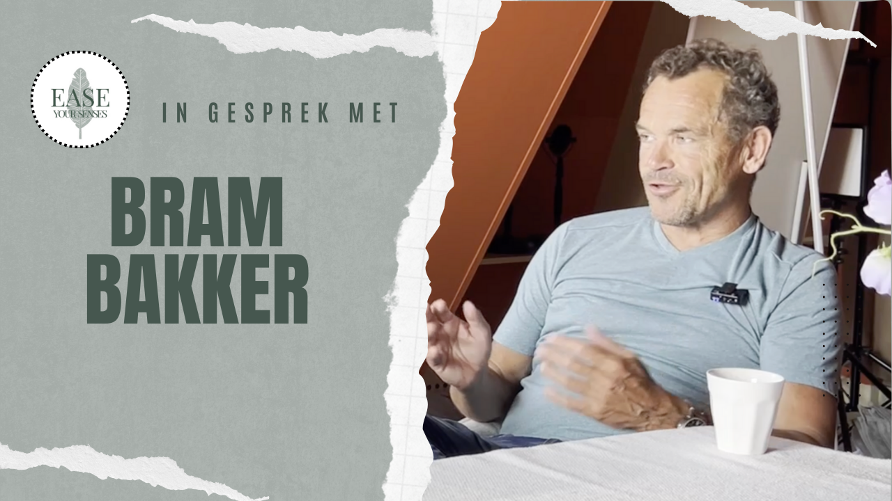 Portret van Bram Bakker in gesprek aan een tafel, met de tekst 