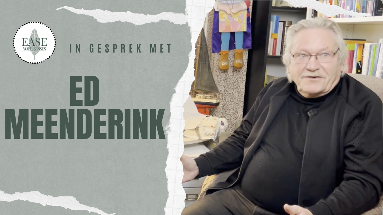 De thumbnail van de podcast toont een zittende man naast de titel 