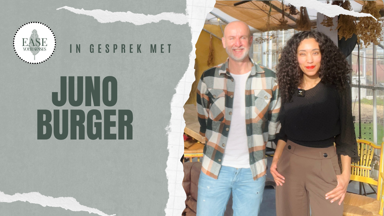 Twee mensen poseren buiten naast de tekst 