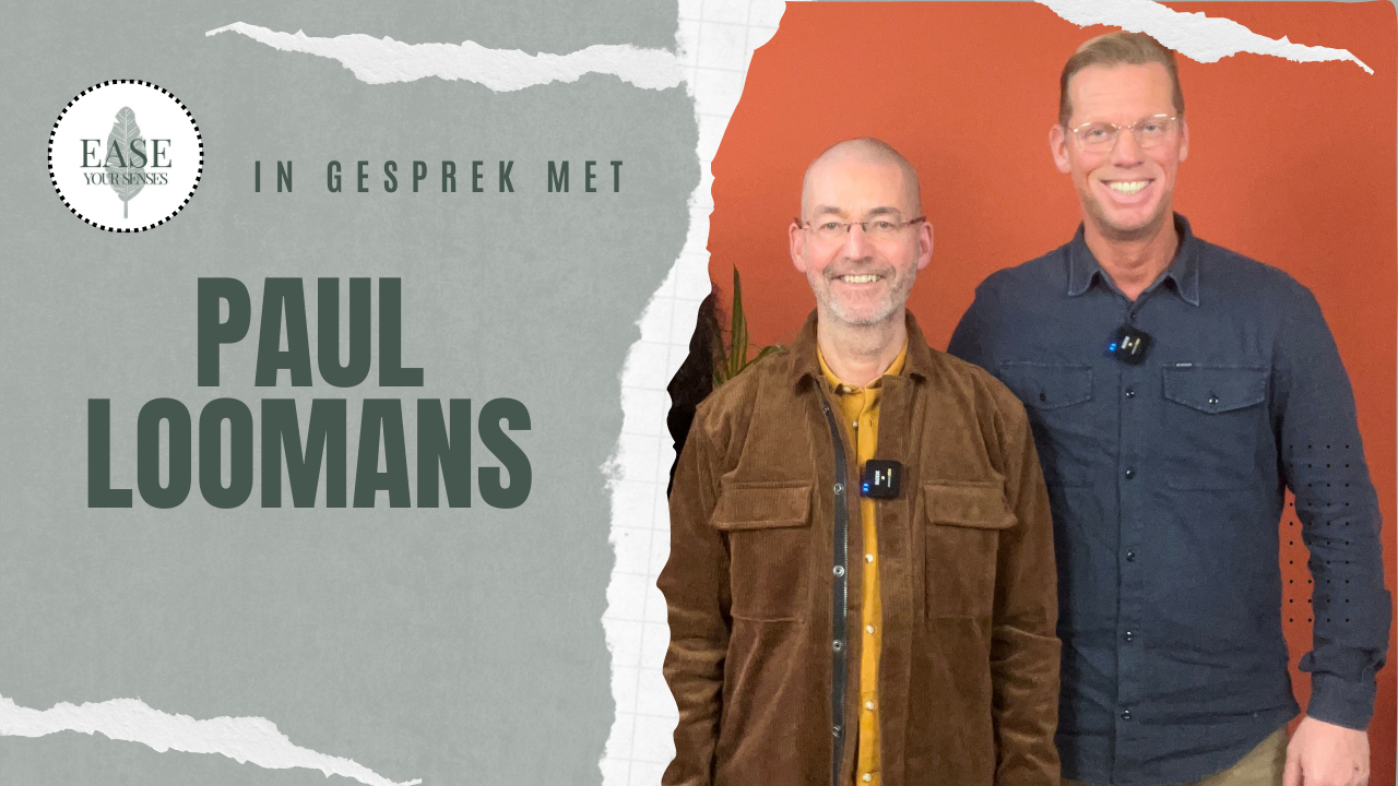 Paul Loomans promotieafbeelding met twee lachende mannen op een grijze, oranje en witte achtergrond.